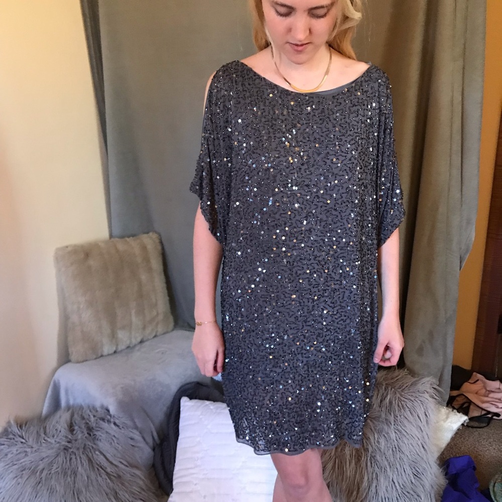 ⭐️Cold shoulder crepe and sequin dress (12)